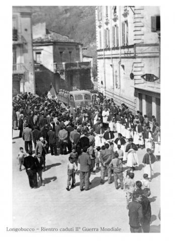 207164_204632786224720_6344811_n