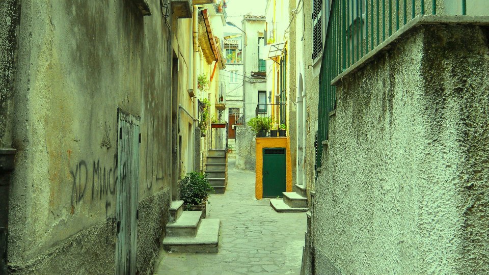 Cammino per strade&nbsp;deserte